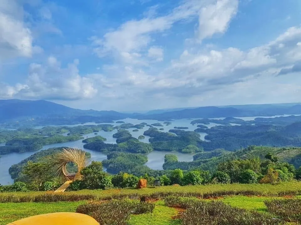 Triền đồi cỏ nhìn ra mặt hồ