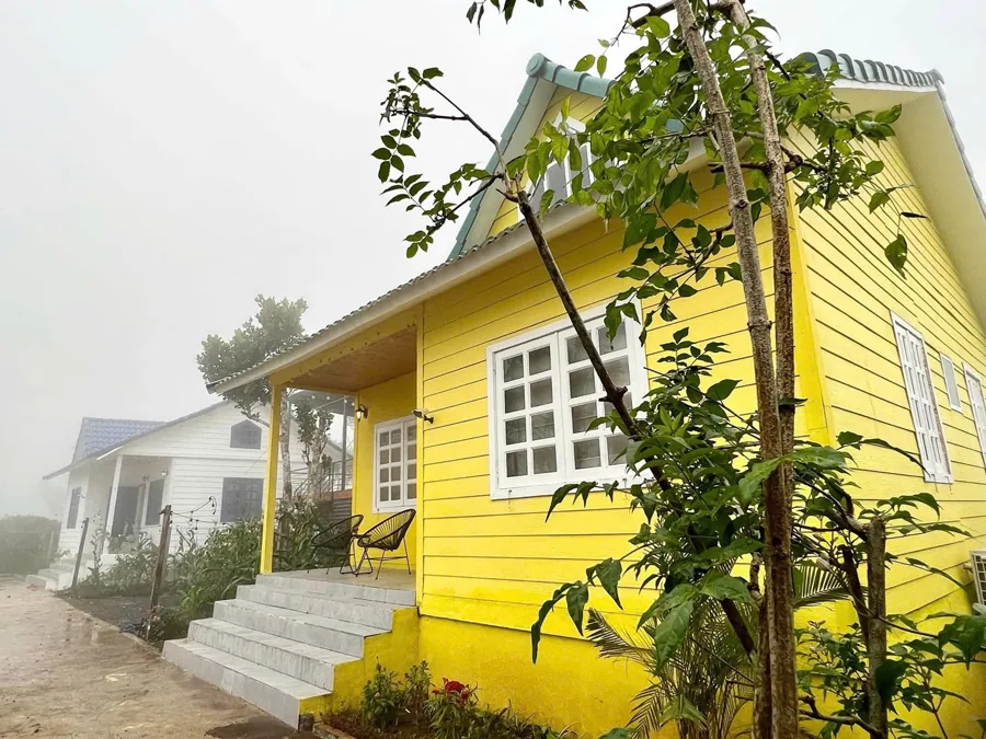 Nhà gỗ trong sương sớm