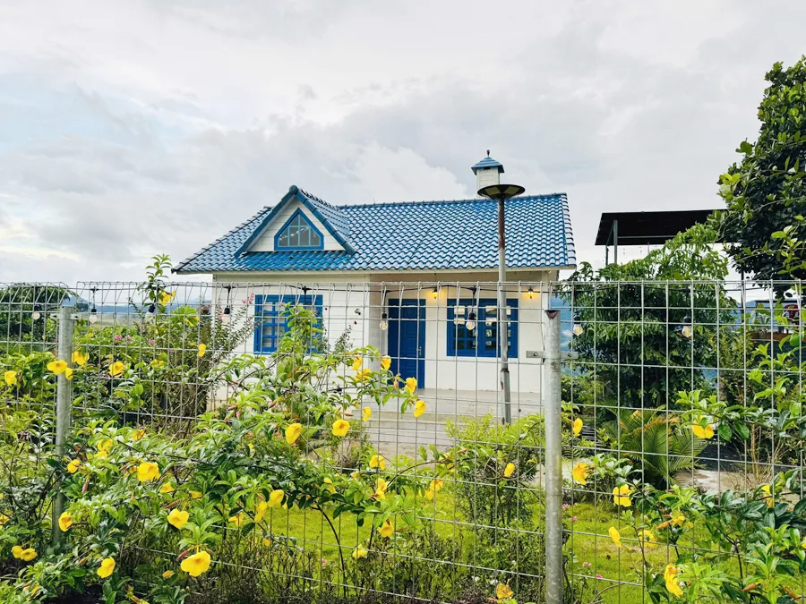 Nhà mái xanh giữa vườn